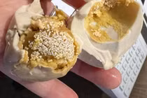 Ăn trứng muối, người đàn ông sợ đến tê dại vì điều này 