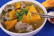 Cô giáo mầm non ép bé trai ăn lại bãi nôn gây phẫn nộ