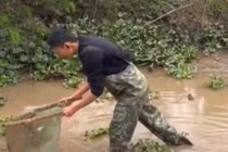 Cảm động em trai đi làm nuôi 2 chị gái học đại học 