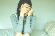 Bé gái 13 tuổi nôn liên tục, lộ sự thật ghê rợn 