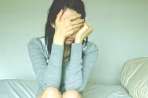 Bé gái 13 tuổi nôn liên tục, lộ sự thật ghê rợn 