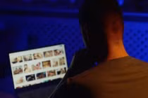 Phơi bày "địa ngục hậu trường" ngành khiêu dâm ở Pháp