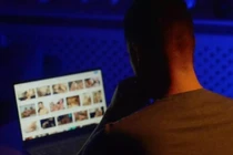 Phơi bày "địa ngục hậu trường" ngành khiêu dâm ở Pháp