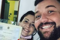 Cặp đôi vui vẻ ăn mừng ly hôn gây xôn xao 