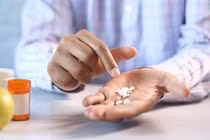 Tự ý uống thuốc kiểu này, người đàn ông khiến bác sĩ sốc