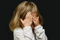 Bị bố mẹ ngược đãi dã man, hai con gái làm điều xót xa 