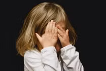 Bị bố mẹ ngược đãi dã man, hai con gái làm điều xót xa 