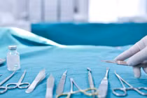 Bé 12 tuổi học trên mạng tự cắt bao quy đầu, bác sĩ sốc