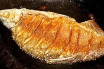 Trước khi rán cá, làm thêm 3 bước để cá giòn tan, không dính chảo