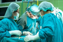 Bệnh nhân tỉnh dậy sau gây mê, bác sĩ run rẩy vì điều này