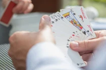 Chồng mê cờ bạc, tôi buộc phải ngoại tình để nuôi gia đình