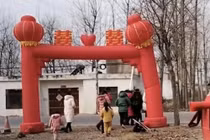 Đang làm đám cưới thì cô dâu vỡ ối, khách mời choáng váng