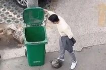 Chồng chủ động đổ rác, vợ theo dõi phát hiện bộ mặt biến thái