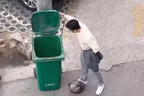 Chồng chủ động đổ rác, vợ theo dõi phát hiện bộ mặt biến thái