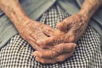 Ở nhà con trai một hôm, bố mẹ phải giấu vội giấy tờ nhà