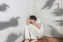 Nghe tiếng nói lạ trong đầu, chàng trai làm điều bác sĩ run sợ