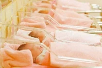 Vợ sinh 4, chồng trốn ở nhà vì sợ trả tiền viện phí