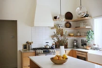 Mẫu nhà bếp hiện đại được cải tạo từ không gian chật chội