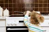 Bỏ con cho giúp việc chăm, mẹ hối hận khôn cùng khi xem camera thấy điều kinh khủng này