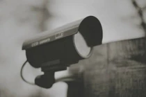 Đi công tác xa, chồng chết lặng khi xem camera lúc 2h sáng