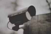 Đi công tác xa, chồng chết lặng khi xem camera lúc 2h sáng