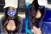 Mỹ nhân diện đồ xẻ sâu, lộ vòng 1 hớ hênh trên tàu điện