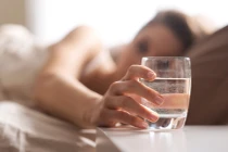 Uống nước khi bụng đói vào buổi sáng hại hơn bỏ bữa?