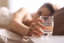 Uống nước khi bụng đói vào buổi sáng hại hơn bỏ bữa?