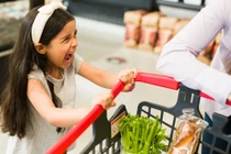 Con ném đồ trong siêu thị, mẹ hành xử còn ngán ngẩm hơn