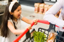 Con ném đồ trong siêu thị, mẹ hành xử còn ngán ngẩm hơn