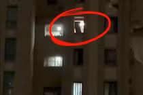 Cãi nhau với chủ nhà, người đàn ông ném tủ lạnh từ tầng 23