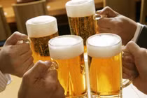 Tức ngực khi uống bia, biết lý do chàng trai sợ hãi