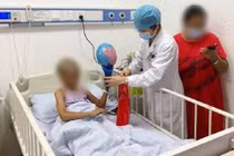 Con gái có chấy, mẹ làm một việc tưởng đúng nhưng khiến con suýt mất mạng 