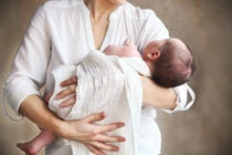 Dỗ con kiểu rung lắc coi chừng khiến trẻ mù, liệt 