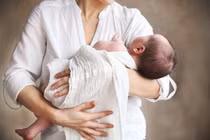 Dỗ con kiểu rung lắc coi chừng khiến trẻ mù, liệt 