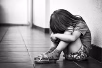 Ở với bố bị bạo hành, bé gái vẫn không được về với mẹ