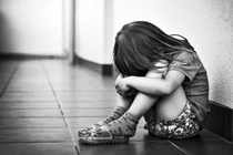 Ở với bố bị bạo hành, bé gái vẫn không được về với mẹ