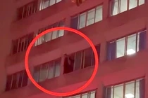 Vừa rút kim truyền, y tá bị bệnh nhân rút dao chém 