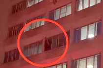 Vừa rút kim truyền, y tá bị bệnh nhân rút dao chém 