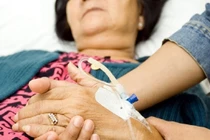 Mẹ nhập viện, chúng tôi mới biết mưu hèn của vợ chồng em gái