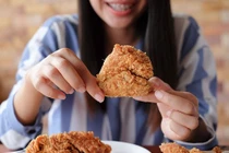 Bà bầu suýt hại chết con mình vì ham mê ăn gà rán 