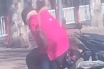 Níu kéo vợ đừng ly hôn, ông chồng hành động sốc giữa phố