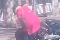 Níu kéo vợ đừng ly hôn, ông chồng hành động sốc giữa phố