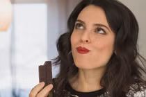 Ăn sô cô la khi thức dậy và trước khi ngủ giảm béo bất ngờ