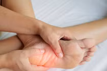 Sáng dậy thấy chân có dấu hiệu này, đi khám gan ngay 