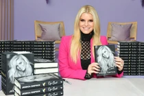 Nữ ca sĩ chốt đơn 16.000 chiếc váy trên livestream