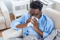 Hắt hơi cảm thấy não sắp nổ, đi khám phát hiện bệnh cực dị