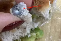 Ăn bánh mì trong siêu thị, cô gái vỡ răng vì điều này 