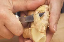 Ăn gừng cần gọt vỏ hay không? Bác sĩ giải đáp 