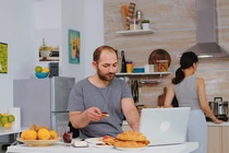 Để chồng khỏi trăng hoa, vợ lén trộn "độc dược" vào cơm 